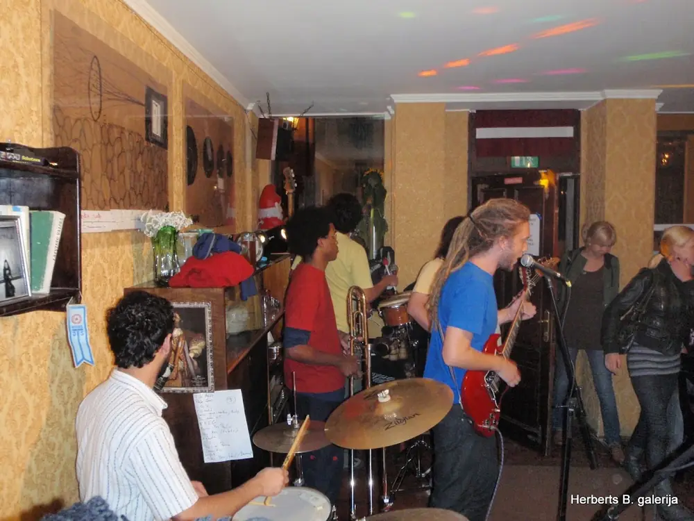 Pequena morte band — 3