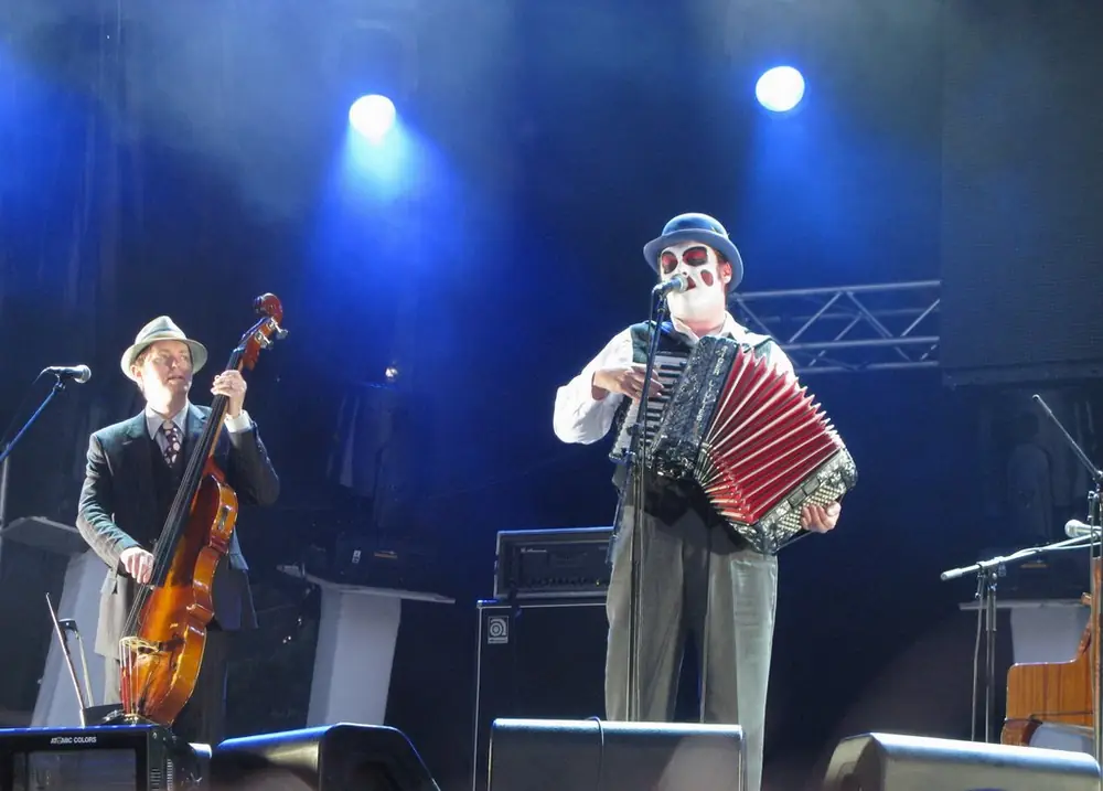 19 positivus jana pirmais festins — 2