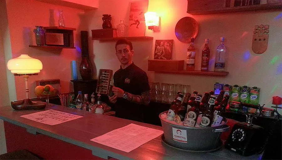 Arnolds Kalnaraups un cafe Leningrad jaunais mazais bārs