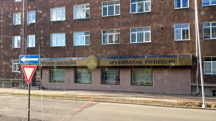Tikai Daugavpils var lepoties ar tik milzīgu apbedīšanas pakalpojumu biroja izkārtni. Citās Latvijas pilsētās cilvēki ir nedaudz pieticīgāki.