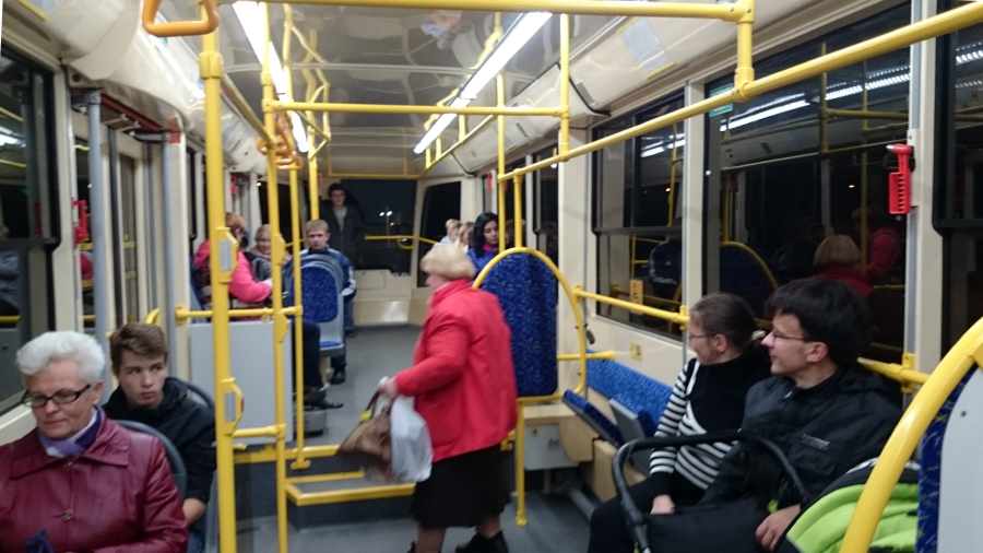 Iekšpusē jaunais Daugavpils tramvajs izskatās kā sūdīgi sakompresēts Rīgas Satiksmes trolejbuss ar papildus bonusiem: dažādu līmeņu grīdu, samērā šaurām durvīm un iespēju nomaskēties dzeltenas krāsas apģērbā.