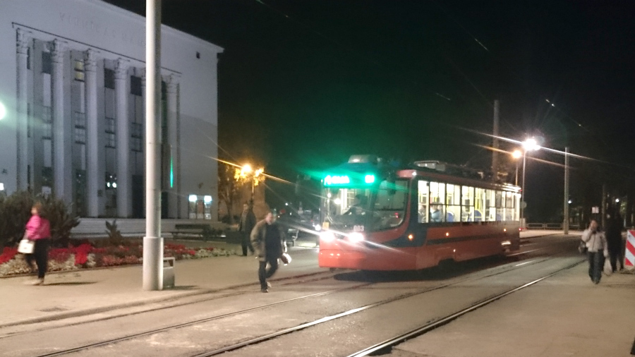 Daugavpils jaunais tramvajs pieturā pie teātra ēkas.
